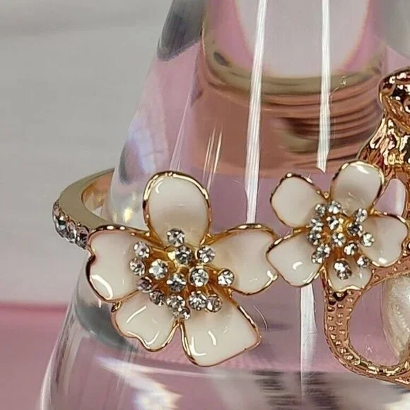 Betsey Johnson Bracelet Shell Yeah Mermaid Hinge Bangle Seashell Crystal Enamel - Picture 10 of 13